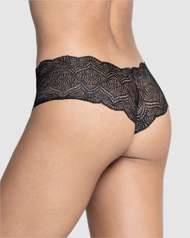 Panty estilo cachetero en encaje con transparencias y bordes redondeados