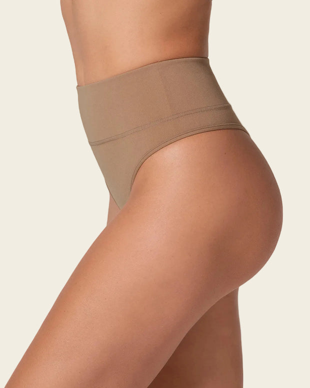 Brasilera de compresión moderada tiro alto en SkinFuse®
