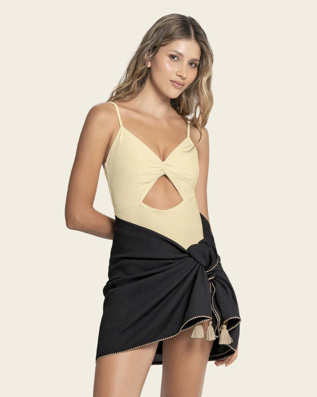 Pareo rectangular multiusos con borlas en las puntas