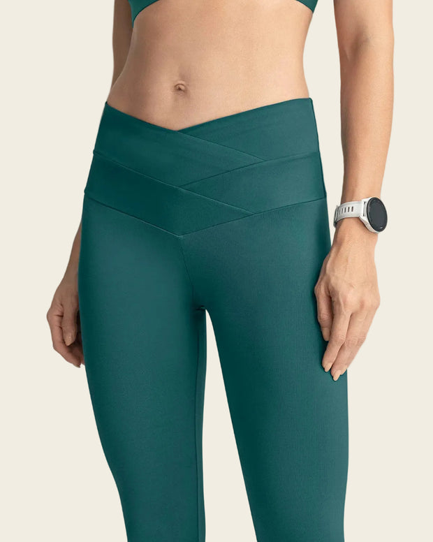 Legging deportivo de compresión con pretina cruzada en forma de V