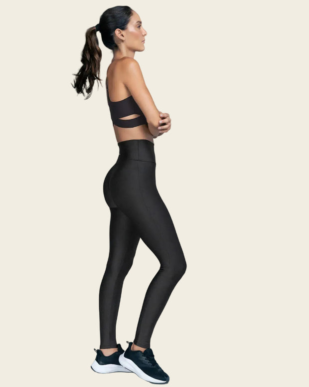 Legging deportivo tiro alto con corte en glúteos tipo corazón