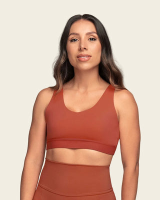 Top deportivo espalda atlética con detalles en SmartLace®#color_336-rojo-canela