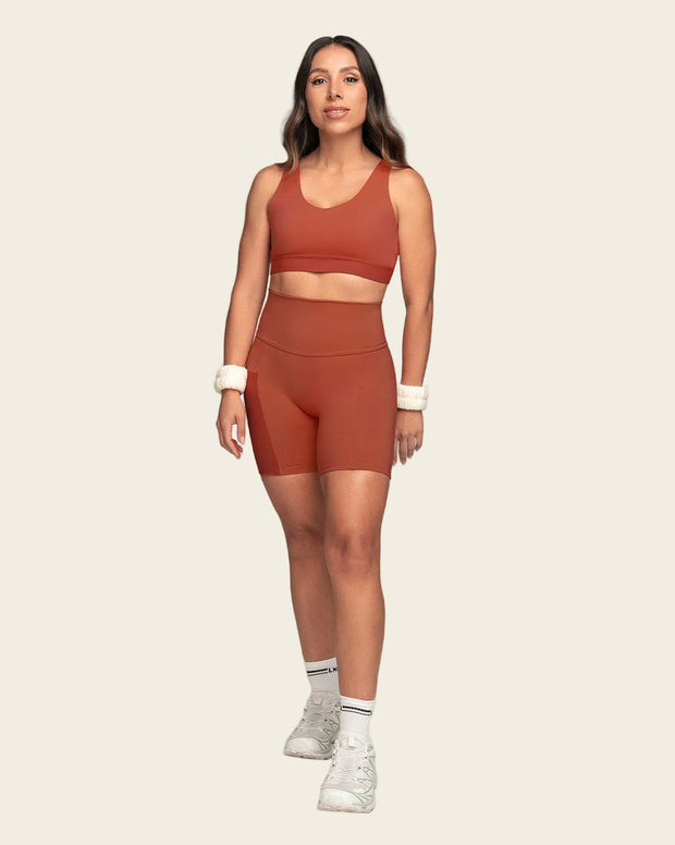Top deportivo espalda atlética con detalles en SmartLace®