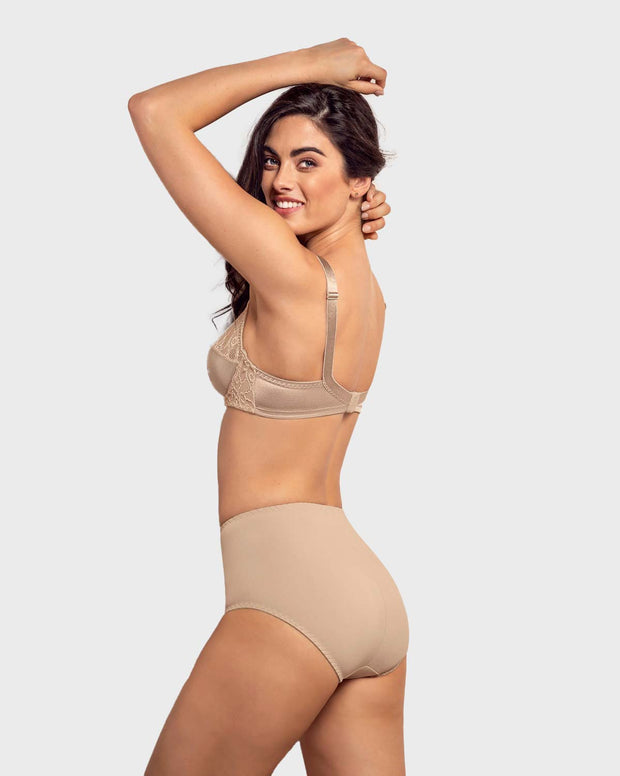 Panty clásico de control suave con toques de encaje en abdomen