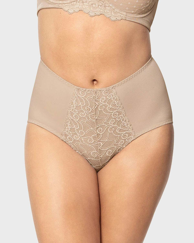 Panty clásico de control suave con toques de encaje en abdomen