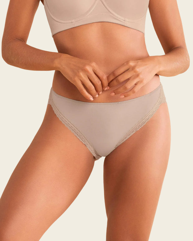 Panty tipo bikini con SmartLace® decorativo en piernas