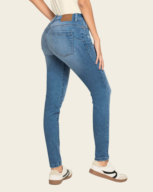 Jean skinny levanta cola