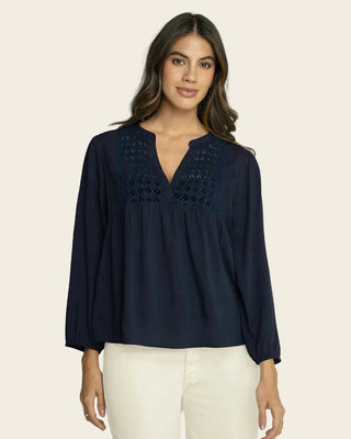 Blusa con elástico en puños y detalle guipur en frente#color_c42-azul-oscuro