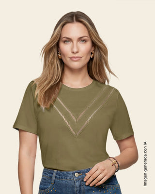 Camiseta manga corta con detalle de escalerilla en V#color_c45-verde