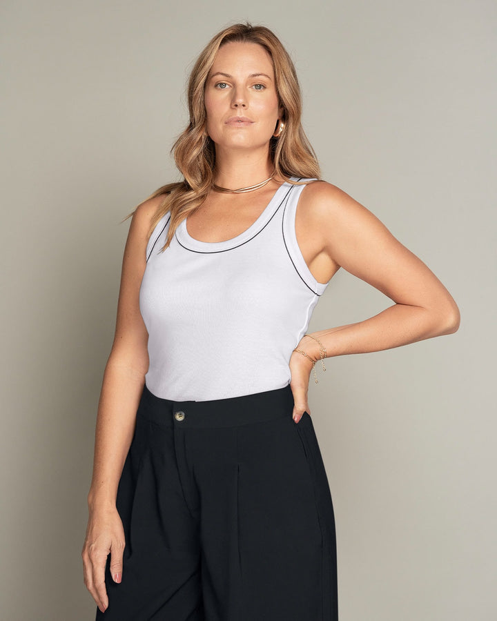 Camiseta manga sisa con detalle en contraste