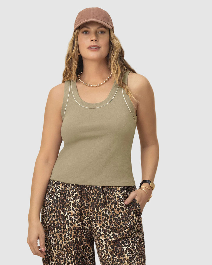 Camiseta manga sisa con detalle en contraste