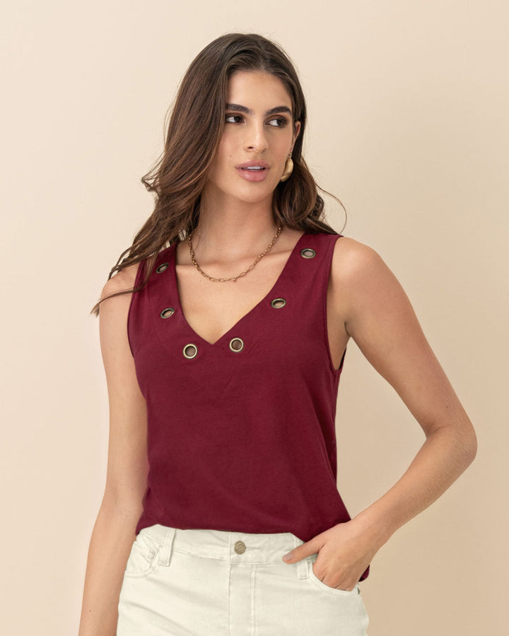 Camiseta manga sisa con ojaletes metálicos en el cuello