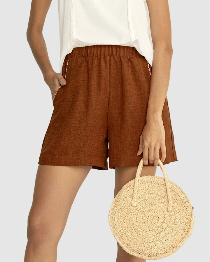 Short corto con detalles bordados