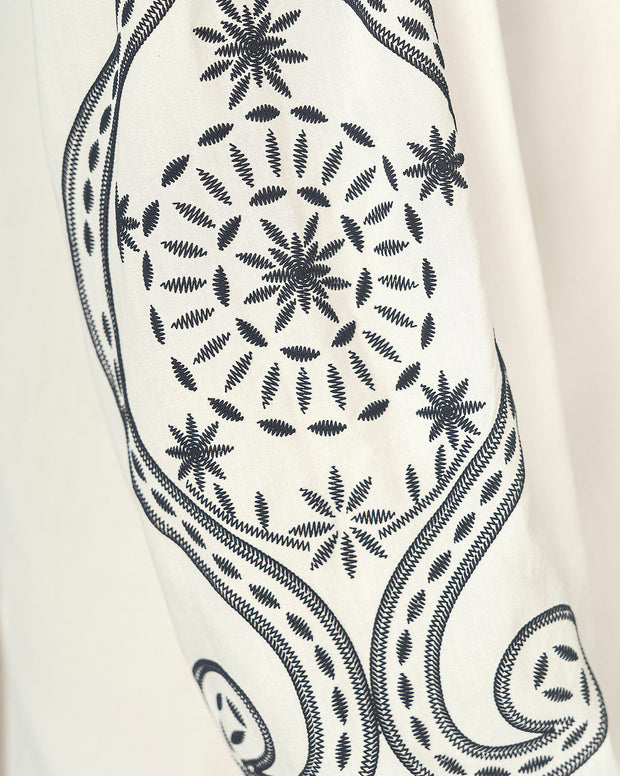 Vestido corto con estampado en mangas
