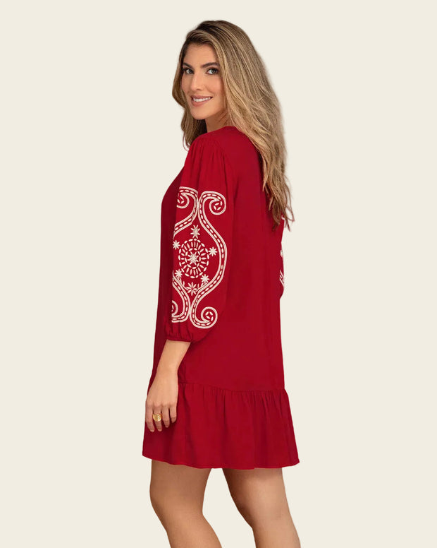 Vestido corto con estampado en mangas