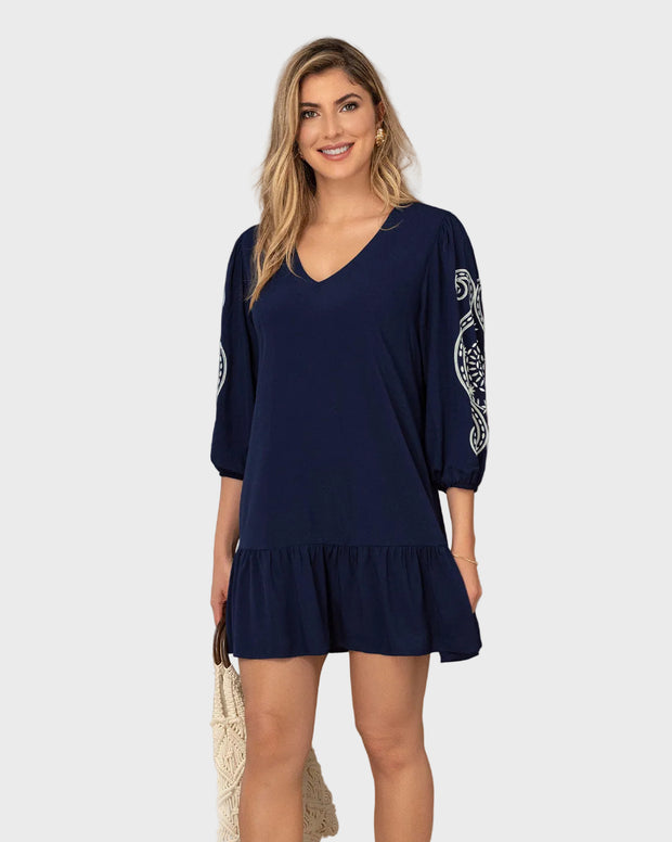 Vestido corto con estampado en mangas