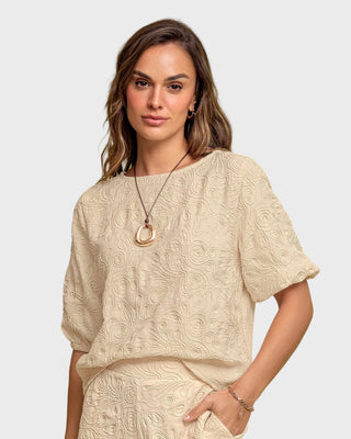 Blusa manga corta en tela bordada#color_807-beige