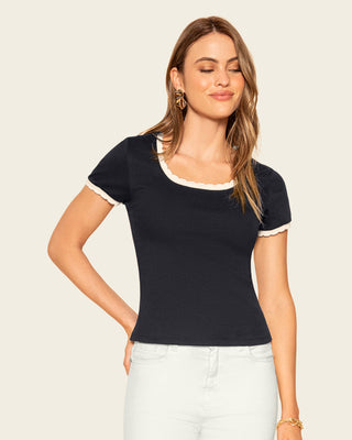 Camiseta con detalles en ondas en contraste en mangas y cuello#color_700-negro