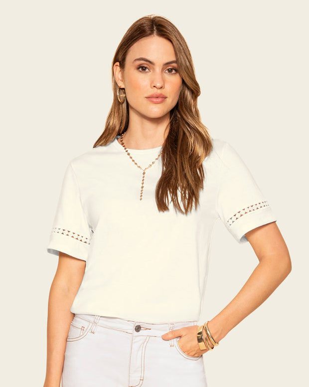 Camiseta básica con detalle de escalerilla en mangas