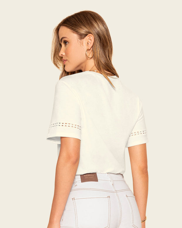 Camiseta básica con detalle de escalerilla en mangas