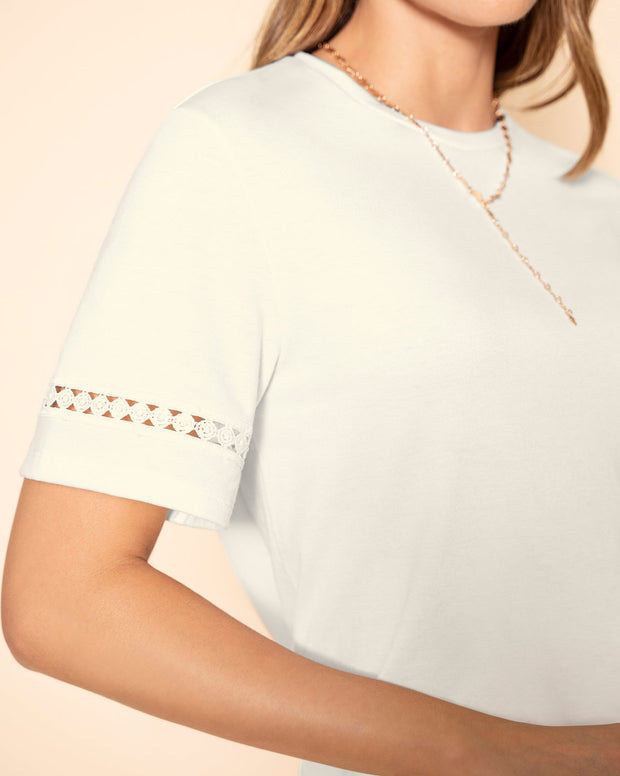 Camiseta básica con detalle de escalerilla en mangas