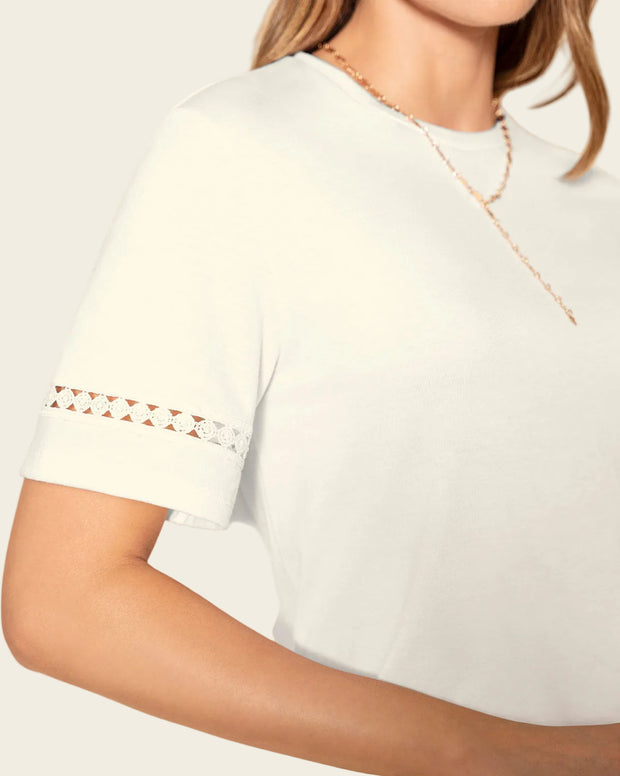 Camiseta básica con detalle de escalerilla en mangas