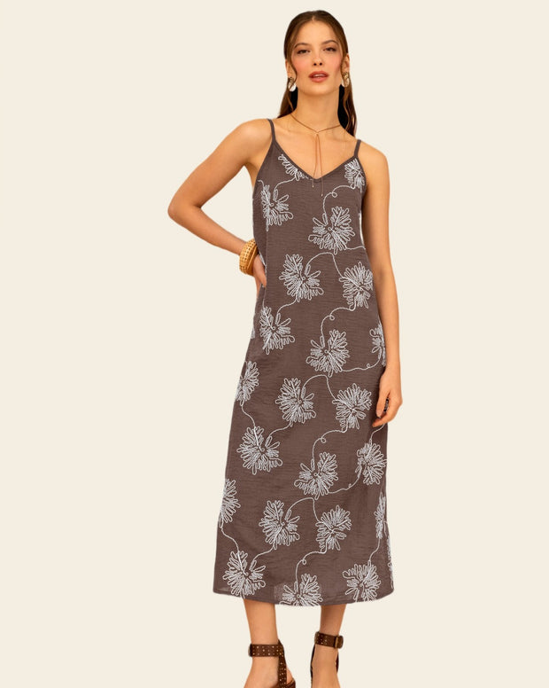 Vestido largo con flores bordadas