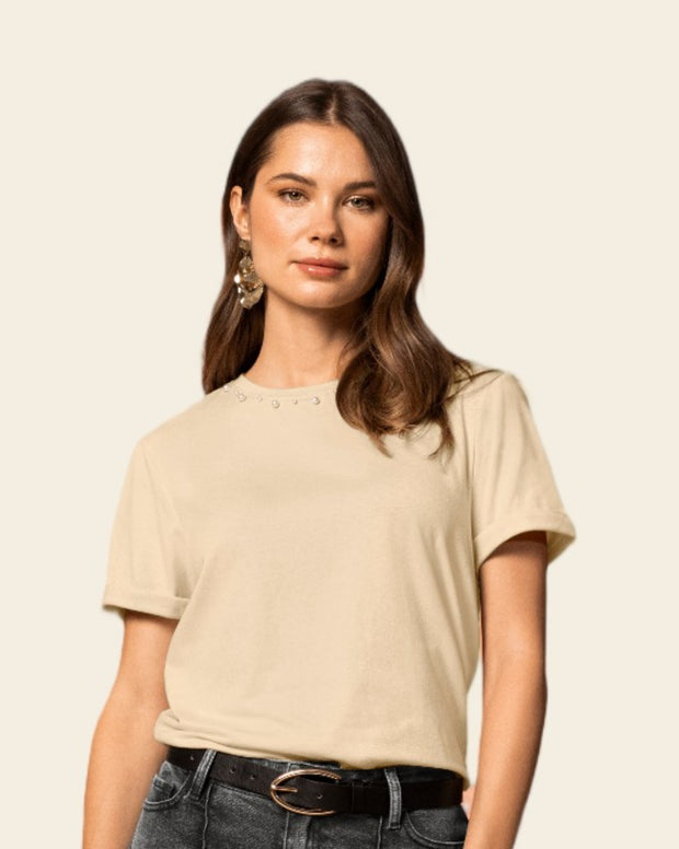 Camiseta-semiajustada-con-apliques-brillantes