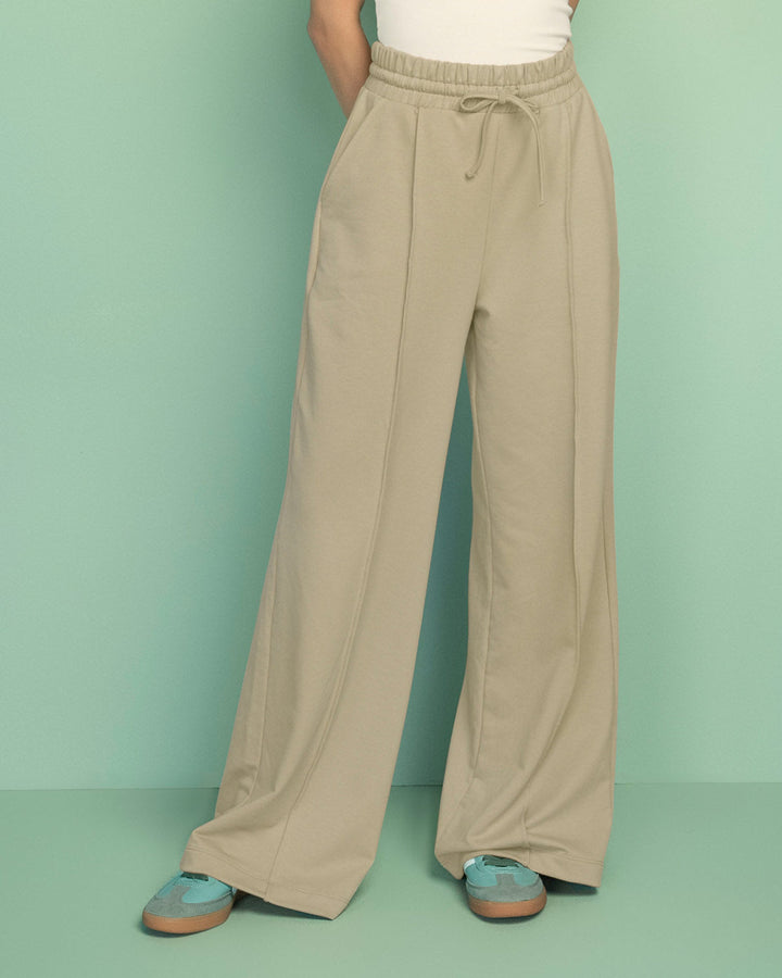 Pantalón tipo jogger con bota ancha