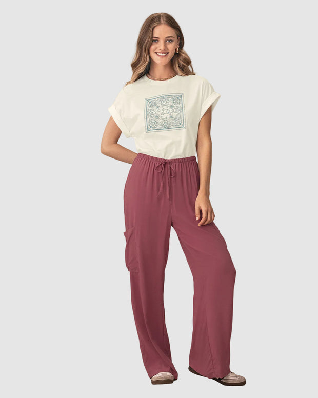 Pantalón tipo cargo con elástico en cintura ajustable