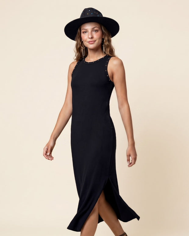 Vestido largo con detalle de taches en cuello y sisa
