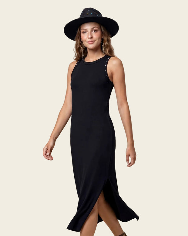 Vestido largo con detalle de taches en cuello y sisa