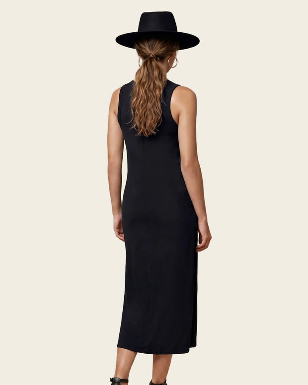 Vestido largo con detalle de taches en cuello y sisa