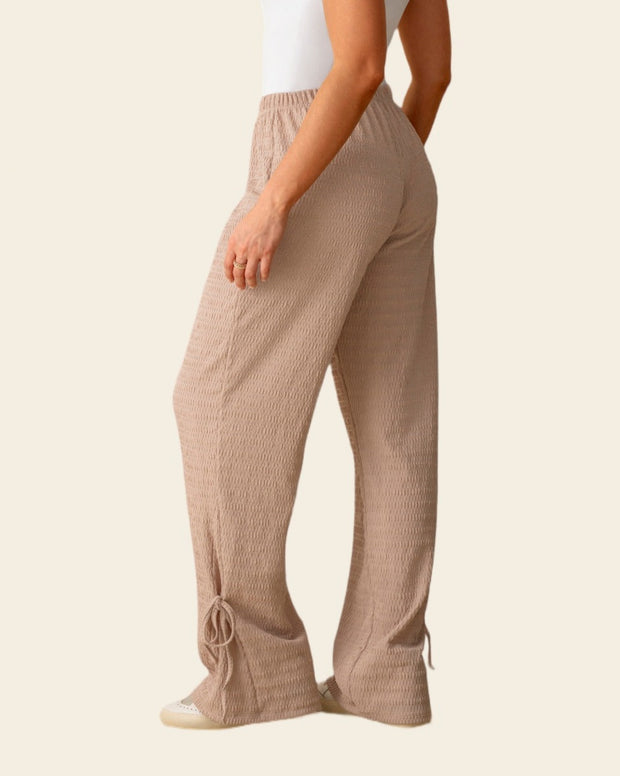 Pantalón amplio con textura y lazos en bota