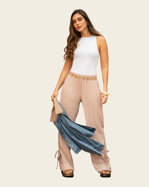 Pantalón amplio con textura y lazos en bota