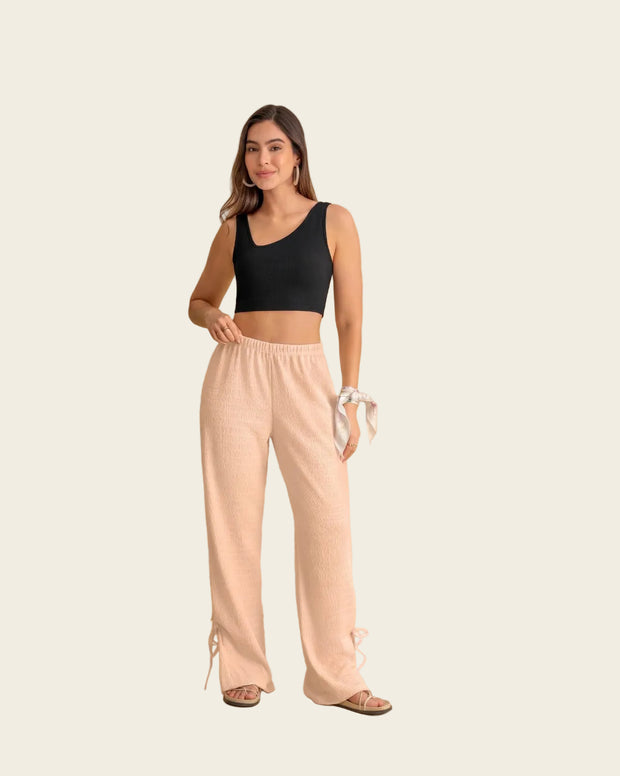 Pantalón amplio con textura y lazos en bota