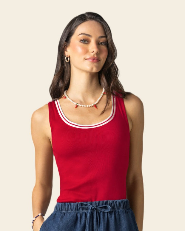 Camiseta ajustada con detalles en contraste