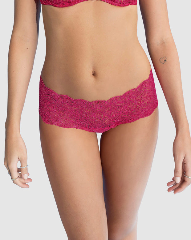Panty estilo cachetero en encaje con transparencias y bordes redondeados