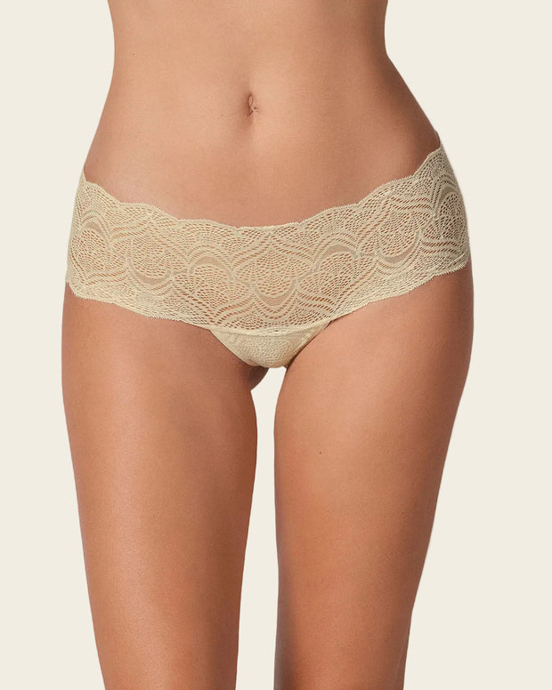 Panty estilo hipster en encaje con transparencias y detalles en moras