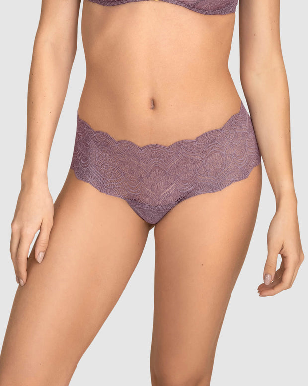 Panty estilo cachetero en encaje con transparencias y bordes redondeados