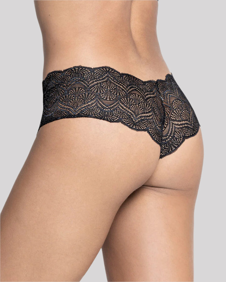 Panty estilo hipster en encaje con transparencias y detalles en moras