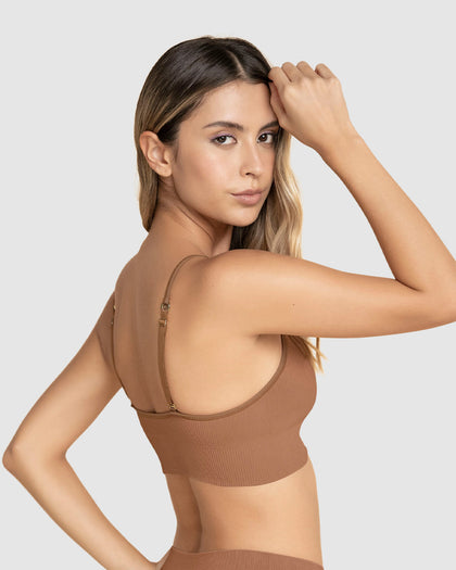 Top en tecnología seamless con textura acanalada Natural Comfort#color_640-cafe-medio