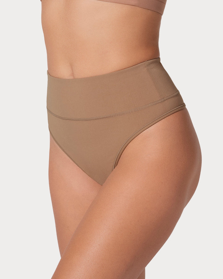 Brasilera de compresión moderada tiro alto en SkinFuse®
