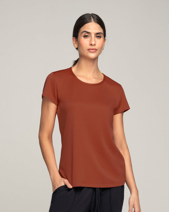 Camiseta deportiva de secado rápido y silueta semiajustada