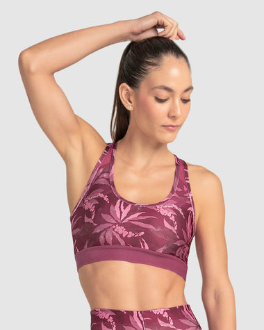 Top deportivo con espalda atlética en material de secado rápido#color_394-estampado-flores-vino