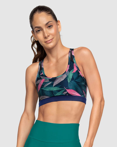 Top deportivo con espalda atlética en material de secado rápido#color_a62-estampado-hojas-verde