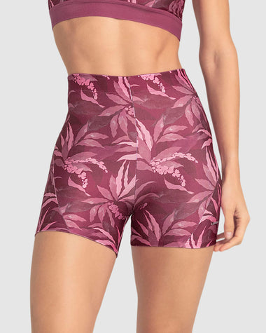 Short corto deportivo ajustado y ligero con cómodo elástico en cintura#color_394-estampado-flores-vino