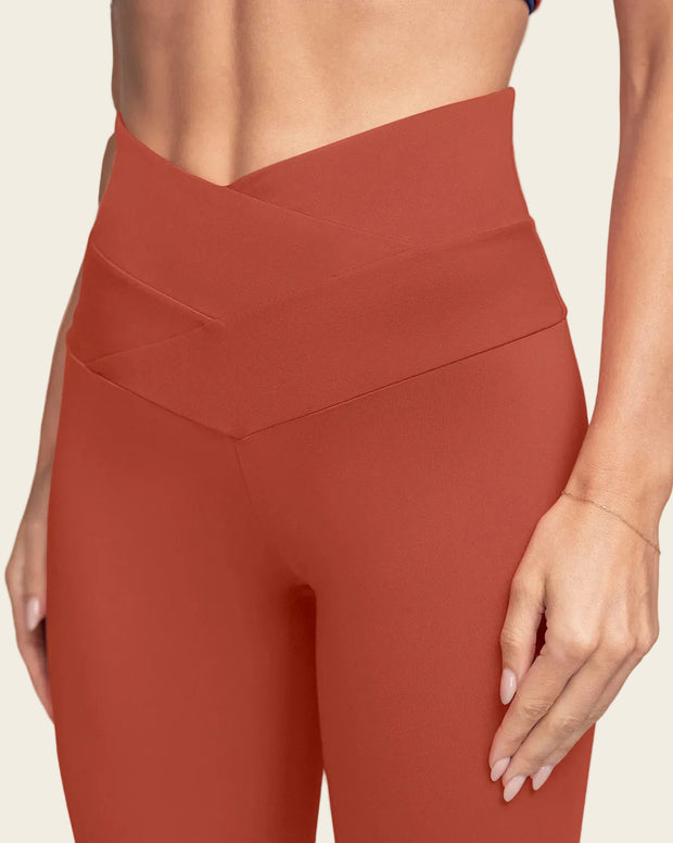 Legging deportivo de compresión con pretina cruzada en forma de V
