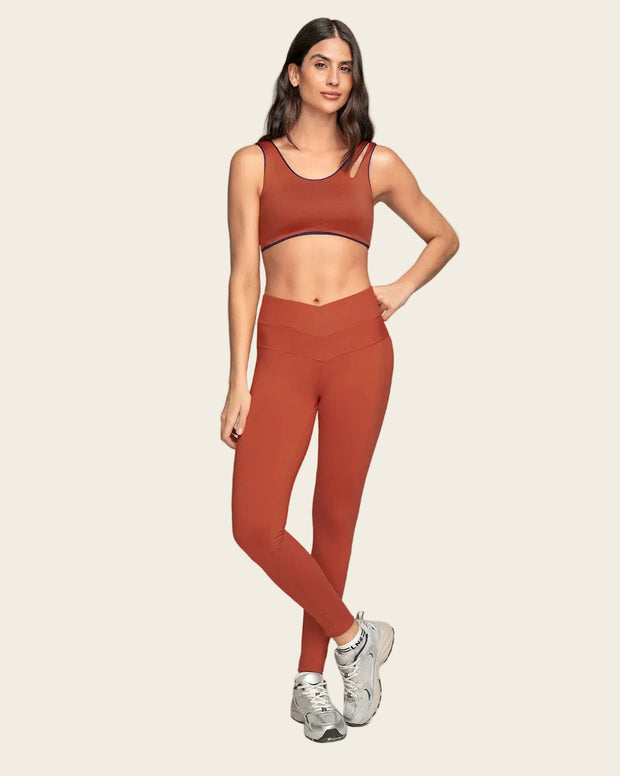 Legging deportivo de compresión con pretina cruzada en forma de V