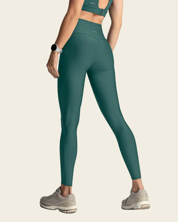Legging deportivo tiro alto con corte en glúteos tipo corazón#color_678-verde